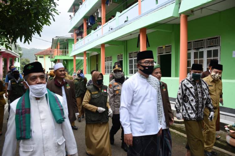 Gubernur Jawa Barat dan Kapolres Banjar  Kunjungi  Ponpes Miftahul Huda Al Azhar Citangkolo Kota Banjar