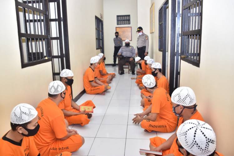 Satuan Tahti Polres Banjar Berikan Pembinaan Rohani dan Mental Pada Tahanan Polres Banjar