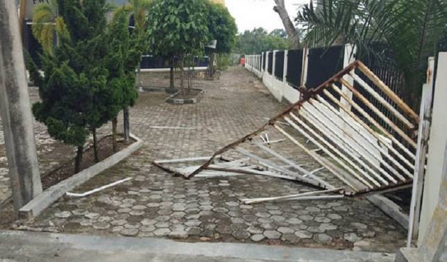 Kantor PWI Riau Diserang Pagar Dirobohkan,Security Dipukuli