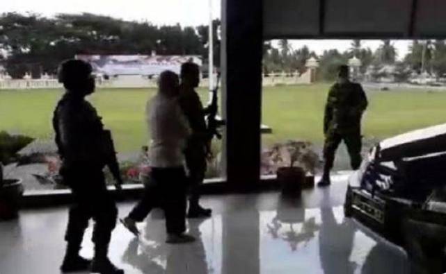 TNI Bawa Laras Panjang Menembak-nembak di Polres Banggai