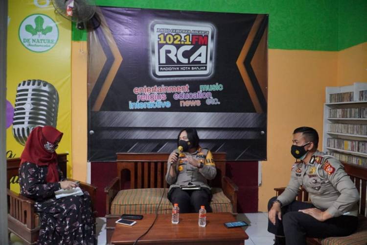 Sosialisasikan PPKM Darurat dan Program Vaksinasi, Kapolres Banjar Talkshow Bersama Radio RCA Kota Banjar