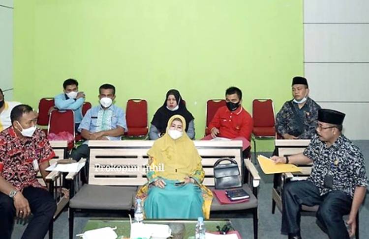Staf Ahli Bupati Inhil, Hj. Zulaikhah Wardan Pimpin Rapat Evaluasi Progres Percepatan Perbaikan Data DTKS