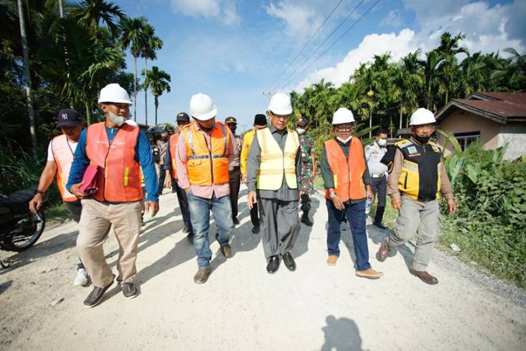 Bupati Inhil HM. Wardan Tinjau Proses Pengerjaan Ruas Jalan Sanglar-Pulau Kijang 