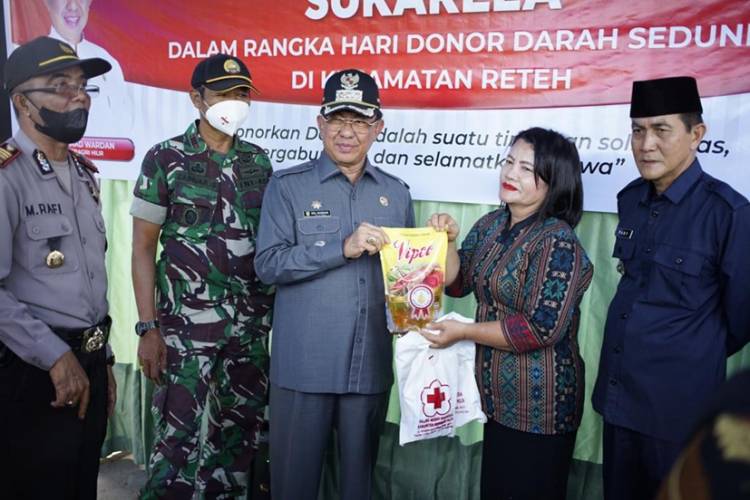 Bupati Inhil Bersama Ketua PMI Inhil Hj. Zulaikhah Tinjau Aksi Donor Darah Sukarela di Reteh