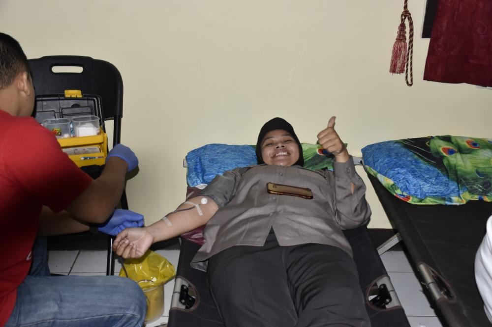 Polwan Polres Banjar ikut donor darah 