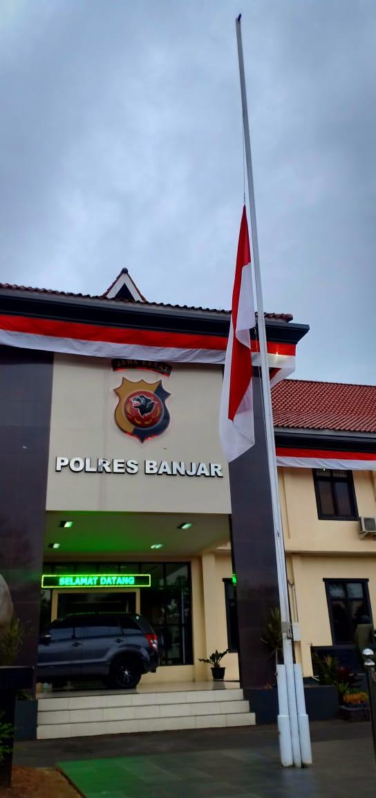 Bentuk Belasungkawa atas Meninggalnya Ipda Erwin Yudha Wildani, Polres Banjar dan Jajaran Polsek Kibarkan Bendera Setengah Tiang