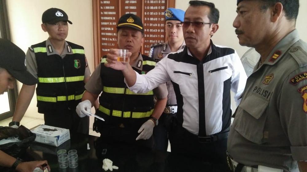 Ur Dokkes Polres Banjar secara mendadak laksanakan tes urine kepada Personil Polres Banjar