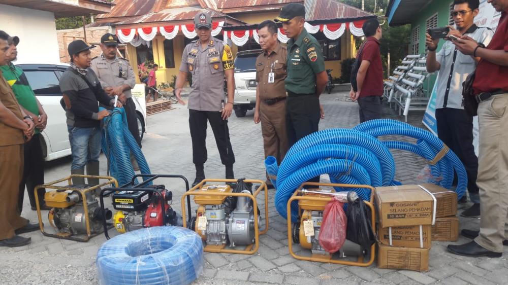 Bantu Penanganan Karhutla, Kapolres Kampar Bersama DLHK Serahkan 10 Unit Mesin Pompa Air