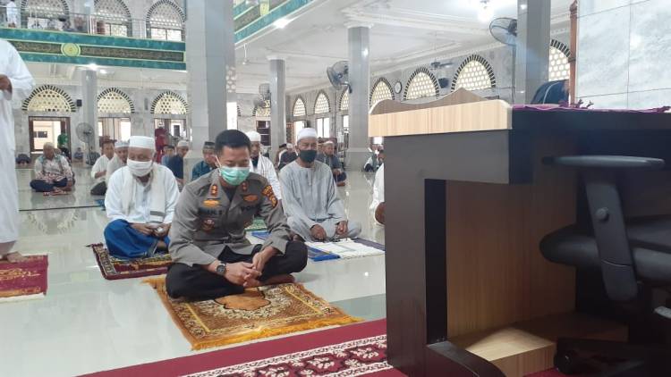 Kapolres Inhil AKBP Dian Setyawan Sholat Jumat Di Mesjid Alhuda Tembilahan