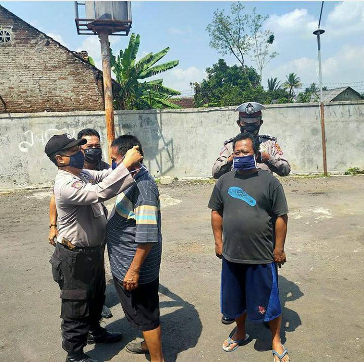 TNI-Polri dan pemerintah serentak Berikan Masker Gratis Dan Himbauan Protokol Kesehatan
