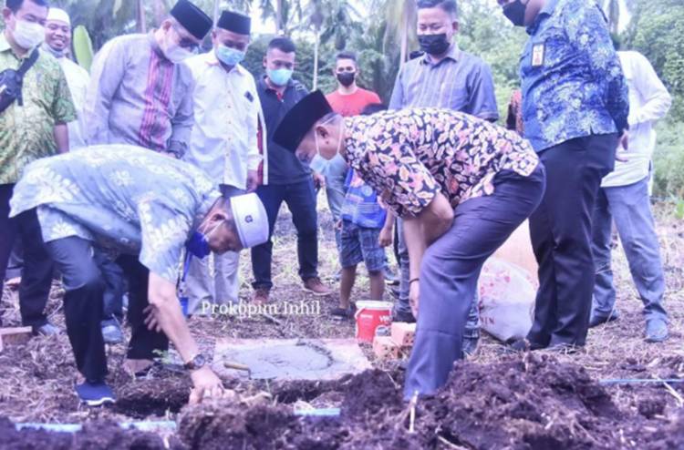 Wabup Inhil Lakukan Peletakan Batu Pertama Pembangunan Asrama Santri Ponpes Miftahul Hidayah Indragiri