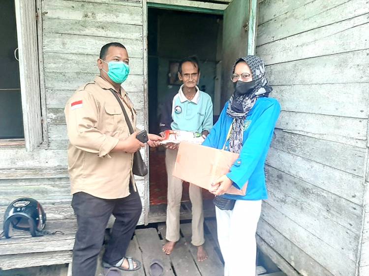PD IWO Inhil dan Mahasiswa KKN UIN Jambi Bersinergi Bagikan Paket  Sembako