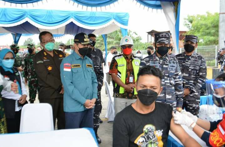 Serbuan KRI Semarang 594 TNI AL Adakan Vaksinasi Di Dermaga Pelindo Dumai