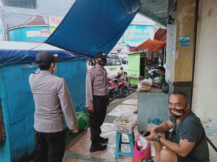 Personel Polres Banjar Pantau PPKM Level 3 di Kawasan Pasar Banjar 