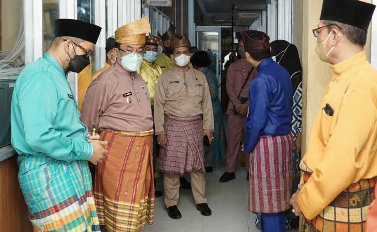 Bupati HM Wardan Tinjau Pelaksanaan Klinik Putri di Kantor Disdagtri Inhil