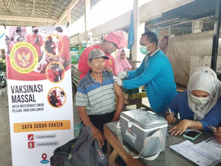 Targetkan 4.000 Dosis Vaksin, BIN Daerah Riau Gelar Vaksinasi Massal di Pasar Tradisional Bagan Siapiapi 