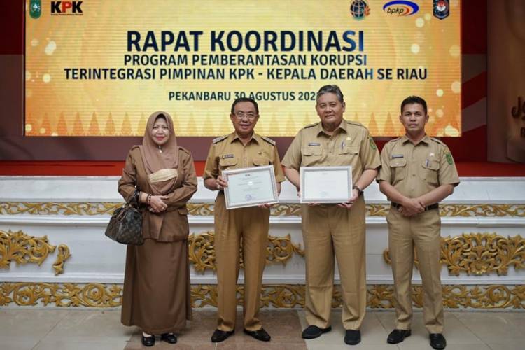Deputi KPK Berikan Piagam Apresiasi MCP dan SPI kepada Pemkab Inhil 