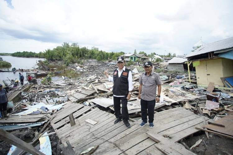 Bupati Inhil Tinjau Musibah Longsor di Desa Simpang Tiga dan Akan Perjuangkan Relokasi Korban