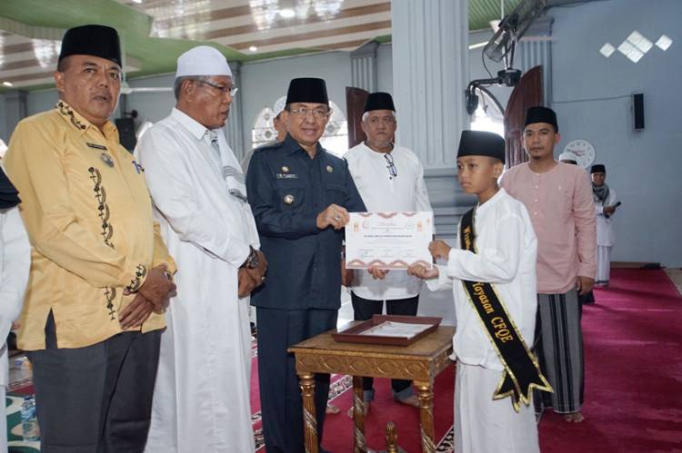 Bupati HM. Wardan Berharap Jebolan Rumah Tahfiz Imami Masjid se-Kabupaten Inhil