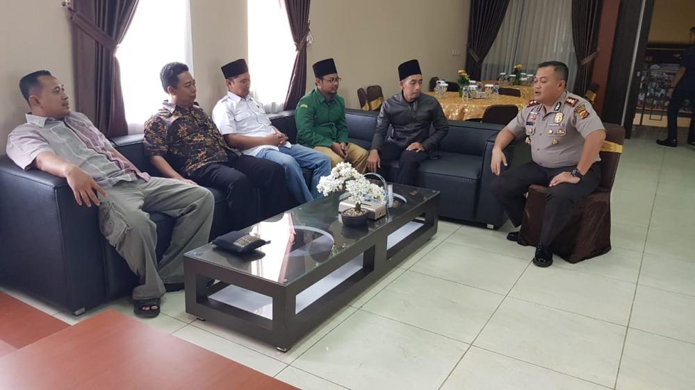 Kapolres Banjar bersama Wakapolres Banjar Bersilaturahmi dengan Ketua Banser dan Kader Banser