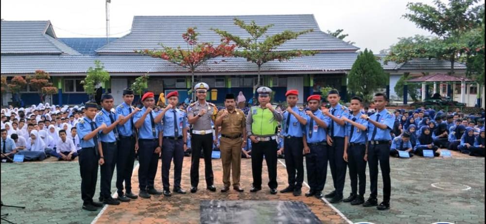 Gelar Police Goes to School di SMKN 1 Bangkinang, Kasat Lantas Jadi Irup Upacara Bendera