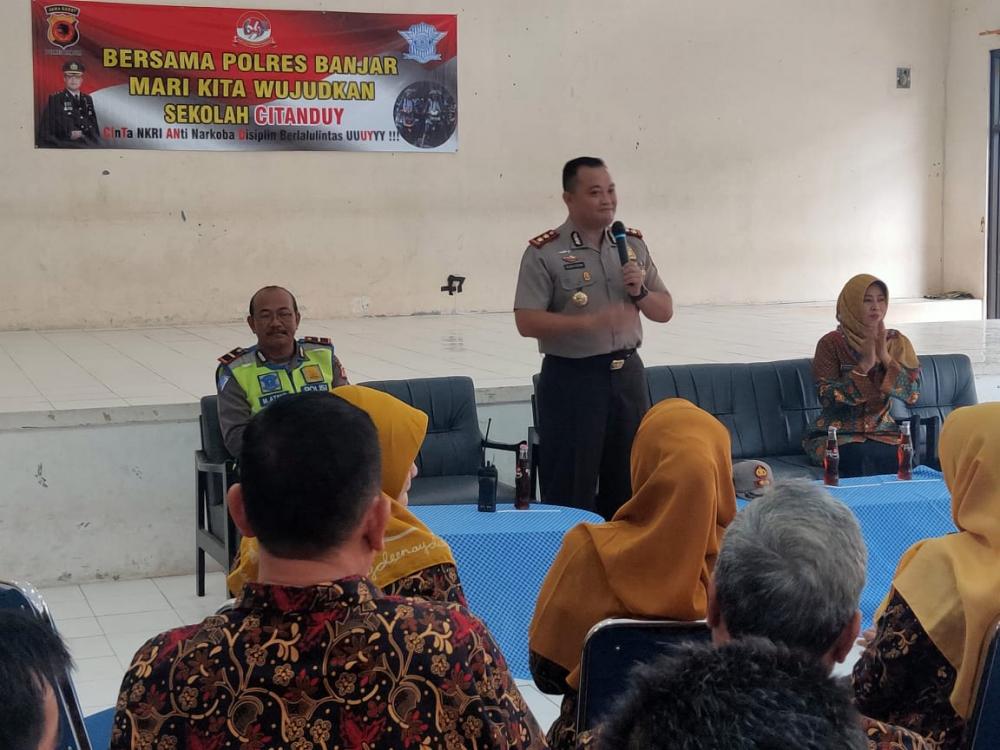 Kapolres Banjar Sampaikan sosialisasi Keselamatan berlalu-lintas di SMK 1 Kota Banjar