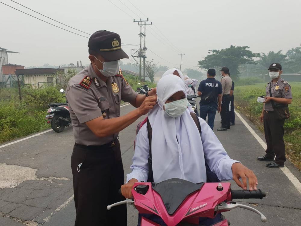 Cegah Ganguan  Kesehatan Akibat Asap Personel Polsek Rupat dan Petugas Puskesmas Bagi Masker Gratis 
