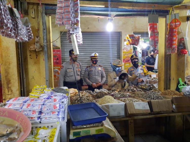 Bersama Walikota Banjar, Kapolres Banjar Sampaikan Imbauan Protokol Kesehatan di Pasar Kota Banjar