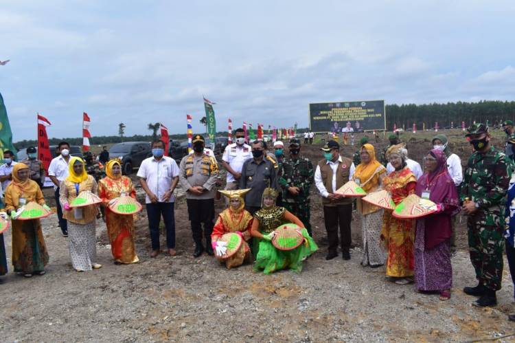 Gubernur Riau Bersama Forkopimda Tanam Perdana Bibit Jagung di Desa Bencah Kelubi, Kampar