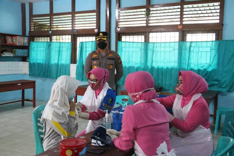 Polres Inhil Turunkan Bhayangkari Sebagai Vaksinator Dalam Kegiatan Vaksinasi Massal di MTSN 2 Tembilahan