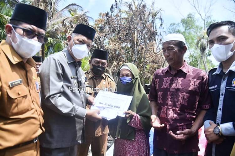 Wabup Inhil H.Syamsuddin Uti Salurkan Bantuan ke Korban Kebakaran dan Korban Angin Puting Beliung
