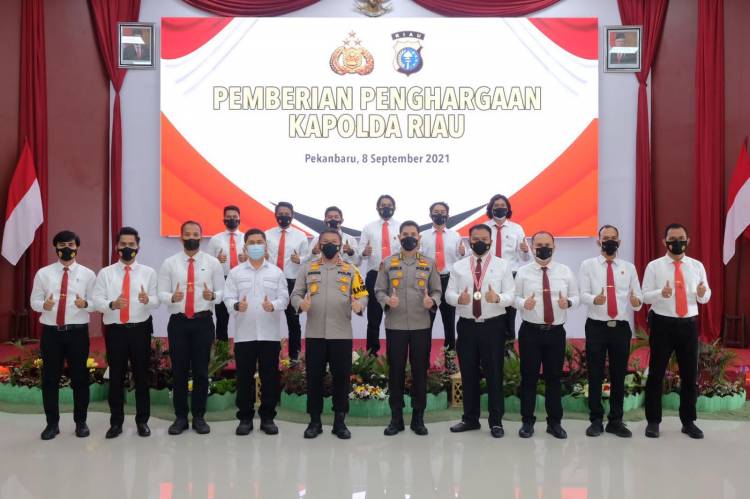 Kapolda Riau Berikan Penghargaan 41 Personel Yang Berprestasi