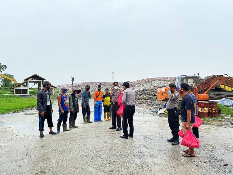 Jumat Berkah, Polres Inhil Bagikan Puluhan Paket Sembako dan Nasi Kotak ke Pemulung dan Buruh