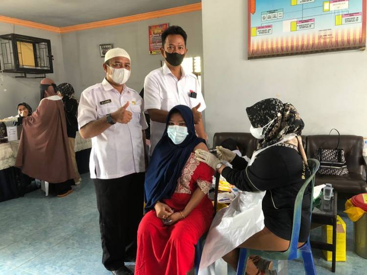 Warga Kel. Sungai Perak Kec. Tembilahan Antusias Mendapatkan Vaksinasi dari Kadin Riau dan OJK
