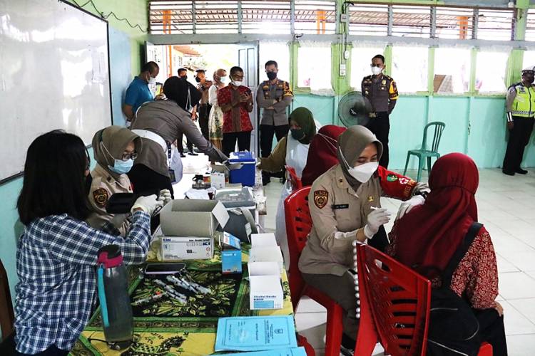 Kapolres Inhil Kembali Tinjau Vaksinasi Tahap II Bagi Guru dan Pelajar di SMK Negeri 1 Tembilahan