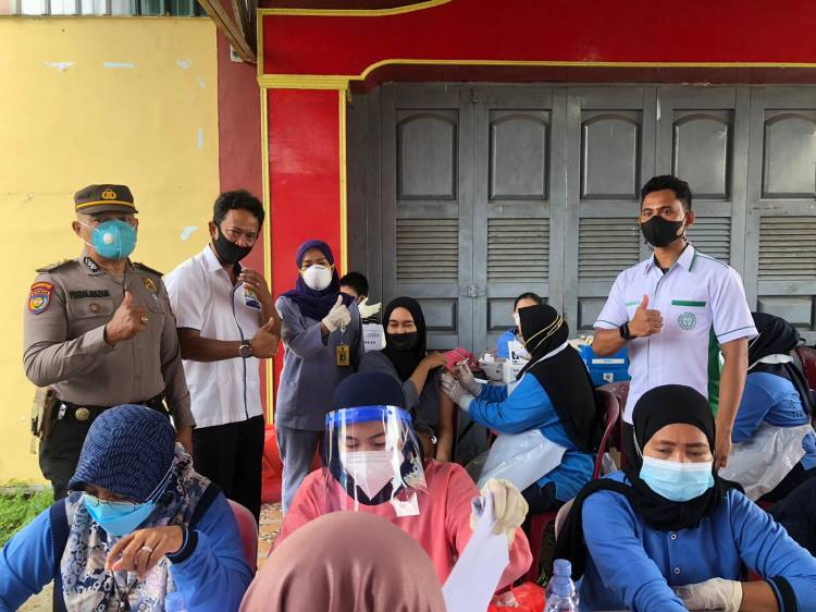 Ditaja Kadin Riau dan OJK Masyarakat Inhil Antusias Ikuti Vaksinasi Covid-19 