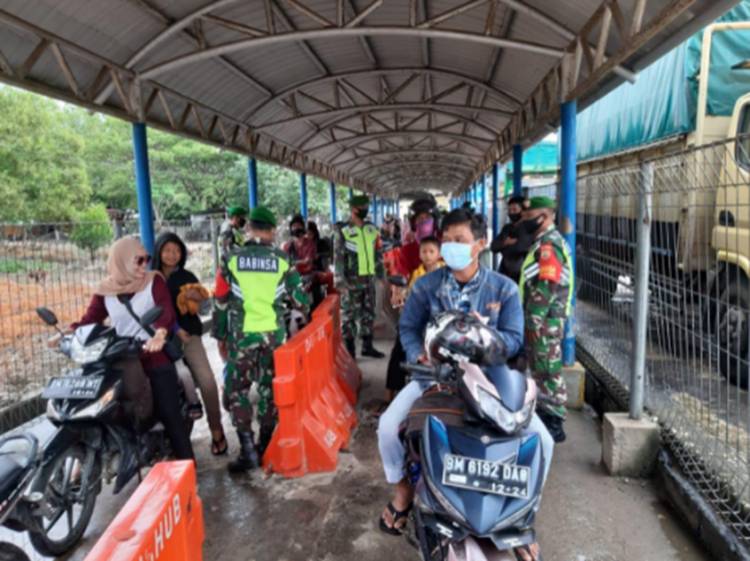 Wajib pakai Masker Babinsa Koramil 05/Rupat Gelar Disiplin Protokol Kesehatan di Pelabuhan Roro