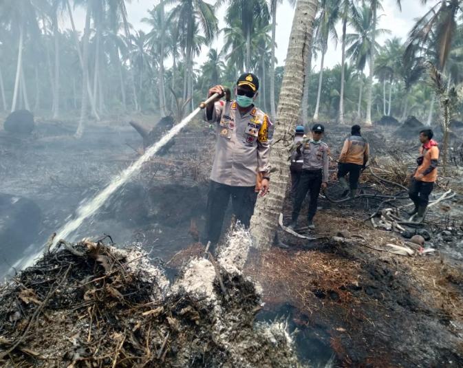 Kapolres Inhil Ikut Berjibaku Padamkan Api Dengan TNI,BPBD Dan Masyarakat Peduli Api(MPA)