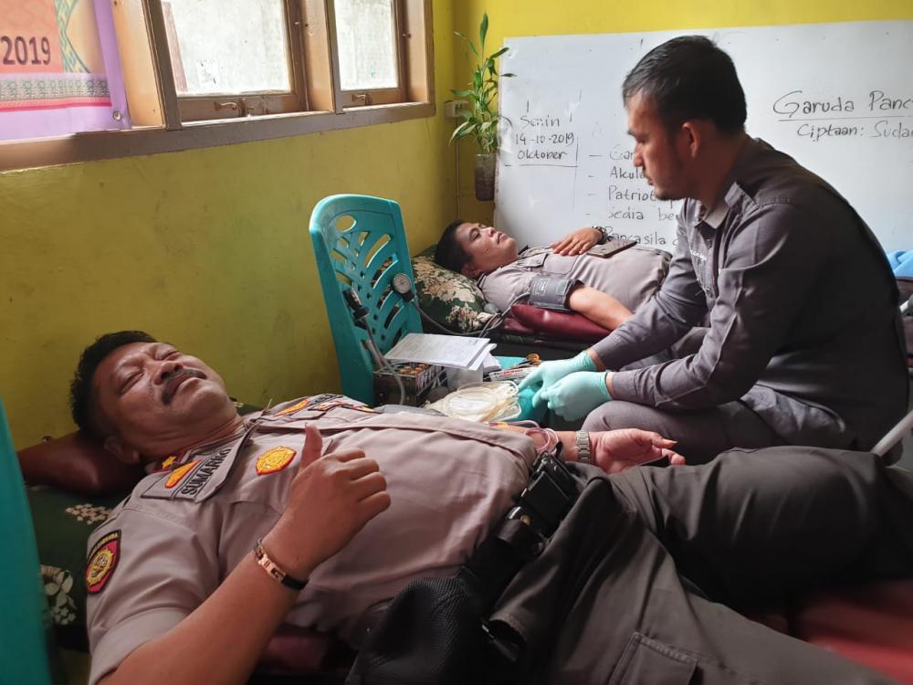 Kapolsek Tapung Lakukan Donor Darah Dalam Rangka Bakti Sosial di Desa Teratak Buluh
