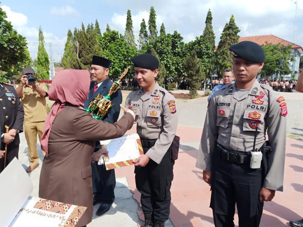 Dua personil Sat Sabhara Polres Banjar Dapatkan reward dari Walikota Banjar