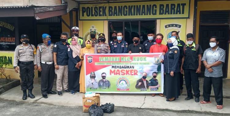 Pengurus Lemtari Bersama Kapolsek Kuok Bagikan 1000 Masker di Tiga Kecamatan