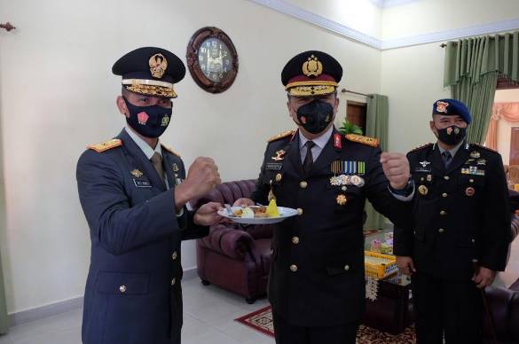 Di Hari Spesial HUT TNI ke-75, Kapolda Riau dan Rombongan  Berikan Kejutan untuk TNI