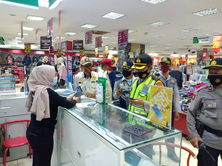 Dalam Operasi Yustisi Semalam, Petugas juga Sampaikan Imbauan Protokol Kesehatan di Supermarket