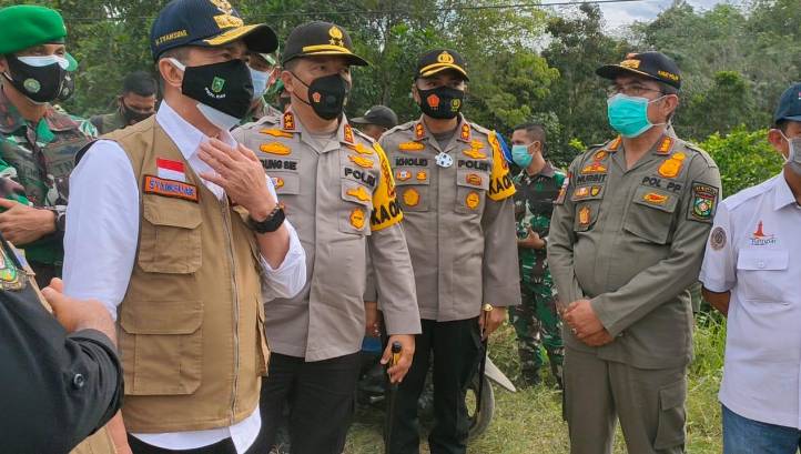 Gubernur Riau Didampingi Kapolda dan Forkopimda Riau Tinjau Posko Terpadu Chek Point Perbatasan Riau - Sumbar