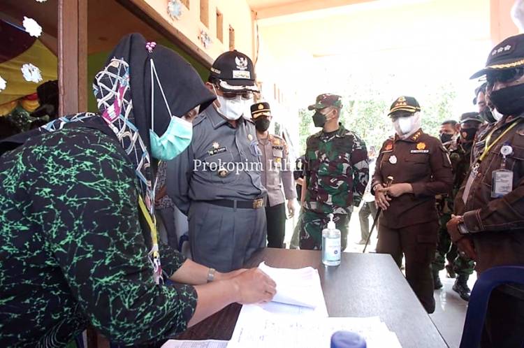 Bupati Inhil HM. Wardan Tinjau Langsung Pelaksanaan E-Voting Pilkades Serentak di Desa Karya Tani