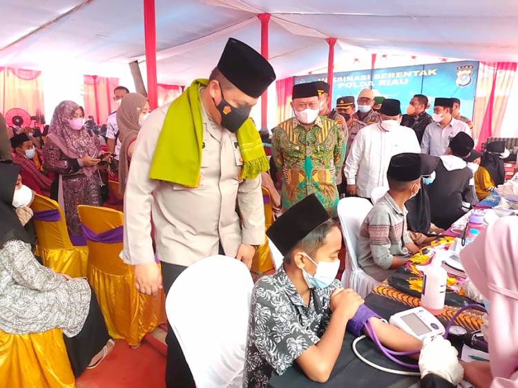 Peringati Hari Santri Nasional ke-4 di Ponpes Hidayatul Salafiyah, Polda Riau Gelar Vaksinasi Serentak