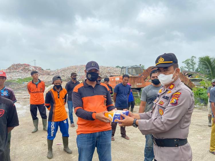 Jumat Berkah, Polres Inhil Bagikan Puluhan Nasi Kotak ke Pemulung di Tembilahan