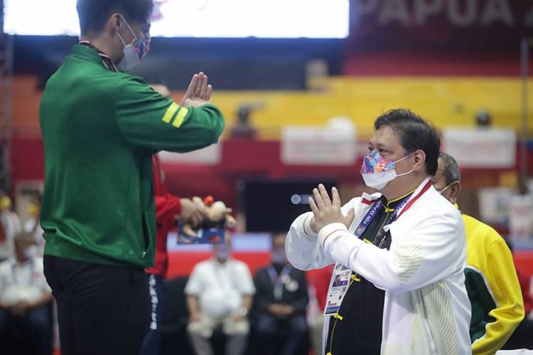 Cabor Wushu Berakhir, Ketum PB Wushu Indonesia (PBWI) Airlangga Hartarto Kalungkan Medali di Babak Final