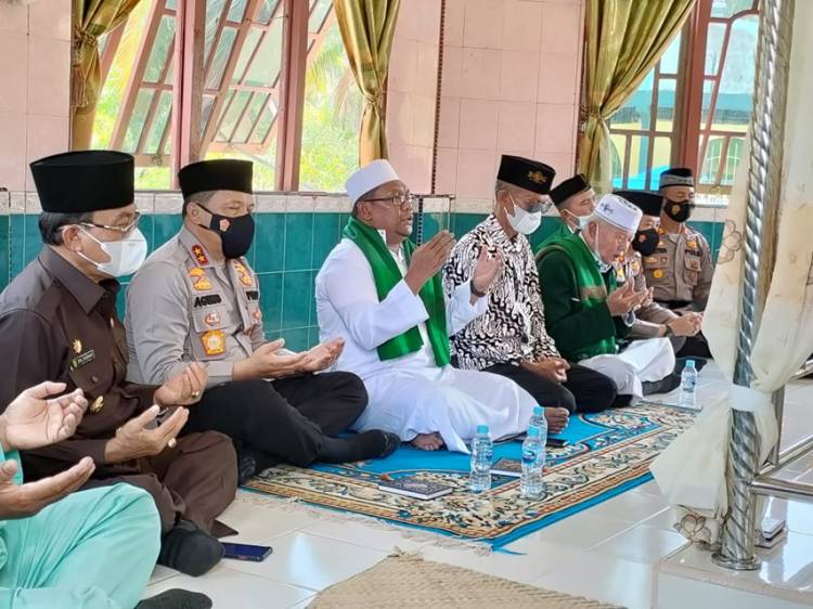 Kunker ke Inhil, Kapolda Riau Serahkan 1500 Dosis Vaksin, Bansos dan Bantuan untuk Rumah Ibadah