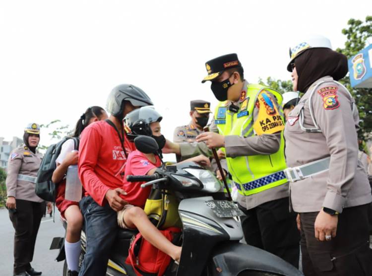 Kapolda Riau Irjen Iqbal Turun Langsung Bagikan Helm ke Pengendara Sepeda Motor